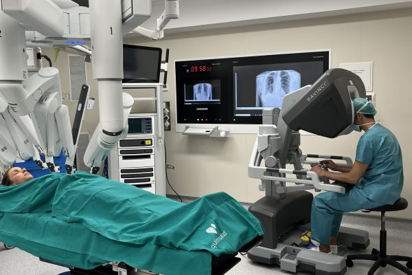 Quirónsalud incorpora en Sevilla un robot quirúrgico Da Vinci