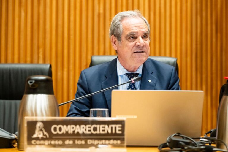 Aguilar insta a proteger la salud pública garantizando la actual separación entre prescripción y dispensación y a que la industria farmacéutica veterinaria colabore adecuando los envases