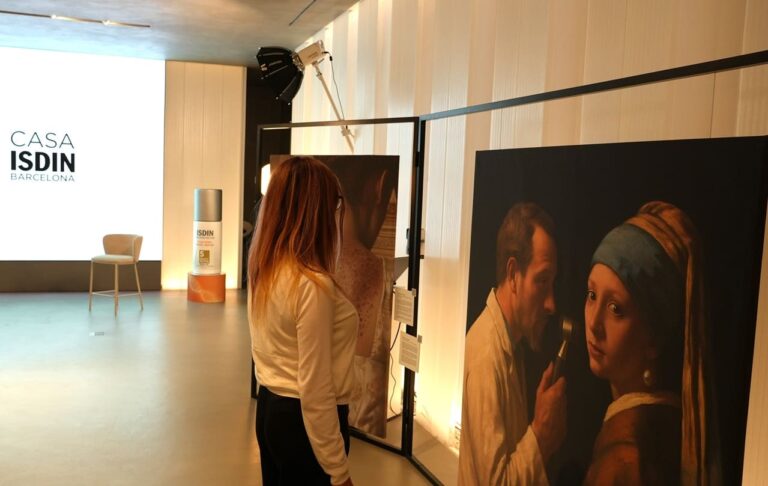Casa ISDIN acoge la exposición de obras clásicas de la AEDV para concienciar sobre las enfermedades dermatológicas