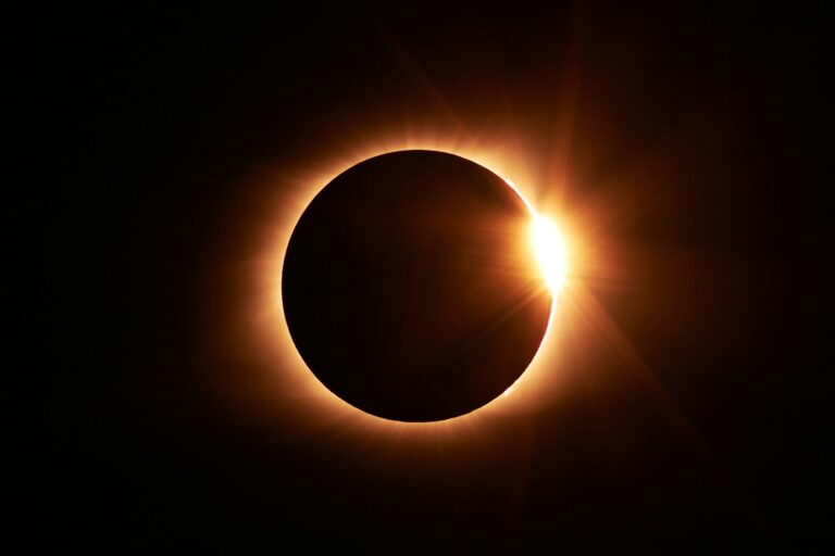 Expertos de Miranza advierten de que mirar el eclipse solar sin protección puede causar daños irreversibles en la retina en solo unos segundos
